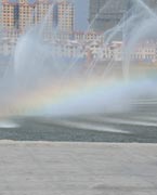 晉陽湖噴泉
　　晉陽湖公園是城市綜合型生態(tài)濱水公園，其景觀工程分為10大區(qū)域，有生態(tài)自然游覽區(qū)、僑鄉(xiāng)文化廣場區(qū)、古厝文化體驗(yàn)區(qū)、濕地生態(tài)科普區(qū)、城市文化廣場區(qū)、生態(tài)島休閑區(qū)、山林沙地游玩區(qū)和水上活動(dòng)區(qū)。 