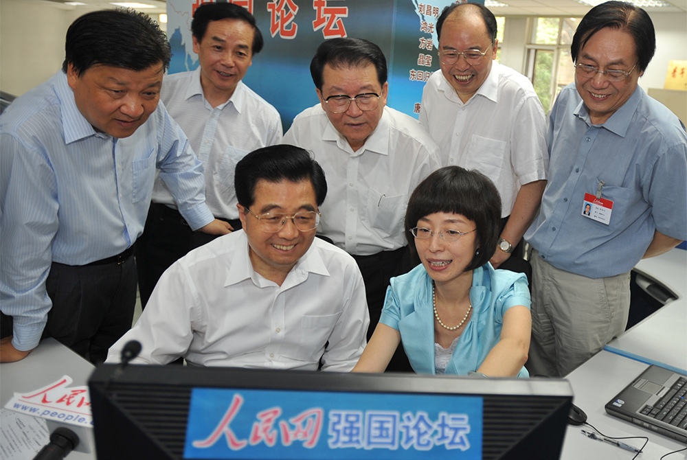 2008年6月20日，胡錦濤同志考察人民日報社時，通過人民網(wǎng)強國論壇同網(wǎng)民在線交流。
