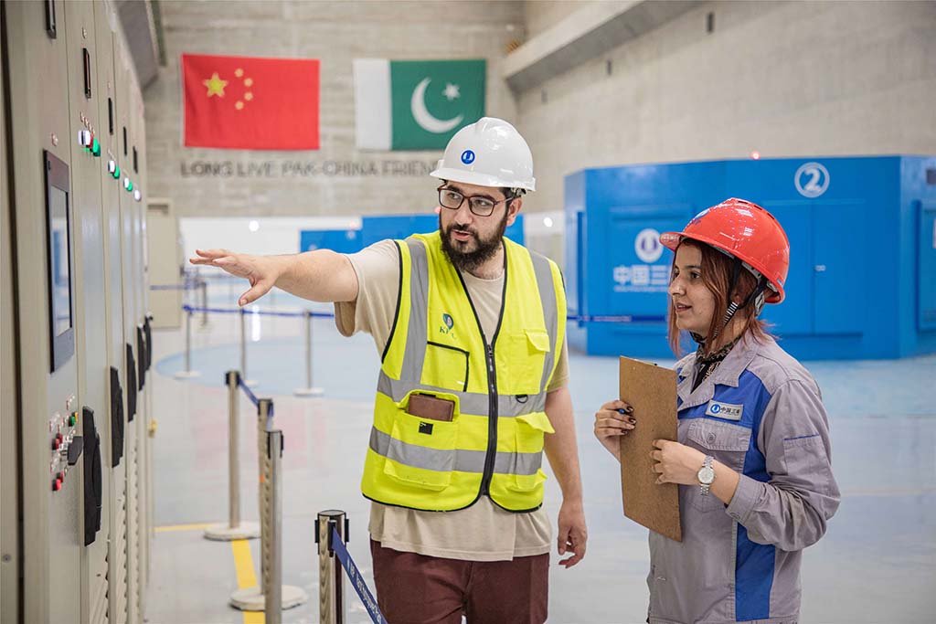 7月14日，巴方工作人員在卡洛特水電站-地下電廠檢查數(shù)據(jù)。 （人民網(wǎng)記者 薛丹攝）