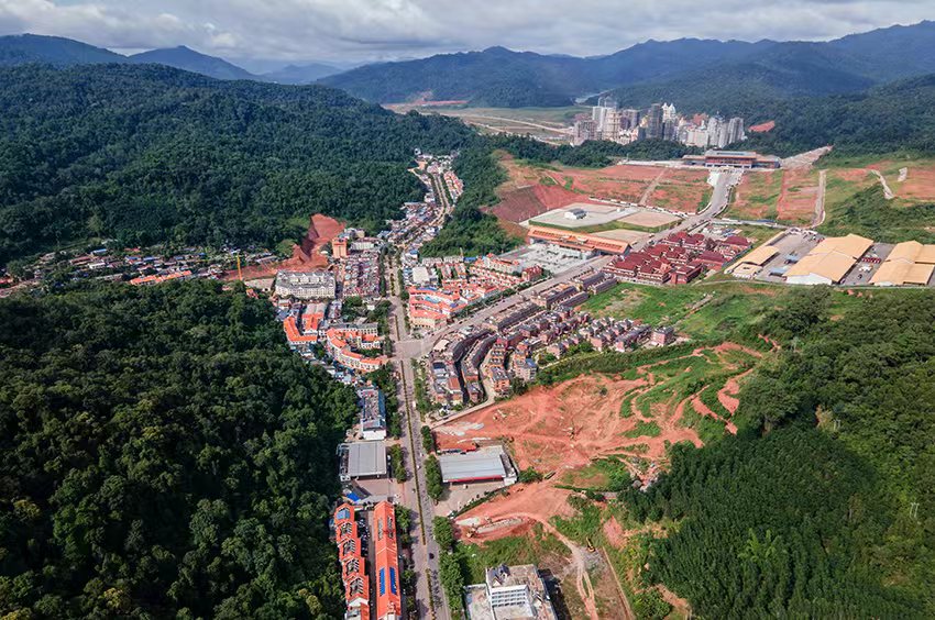 磨憨口岸俯瞰，右前方高層白色建筑群為老撾境內(nèi)。人民網(wǎng)記者 符皓攝