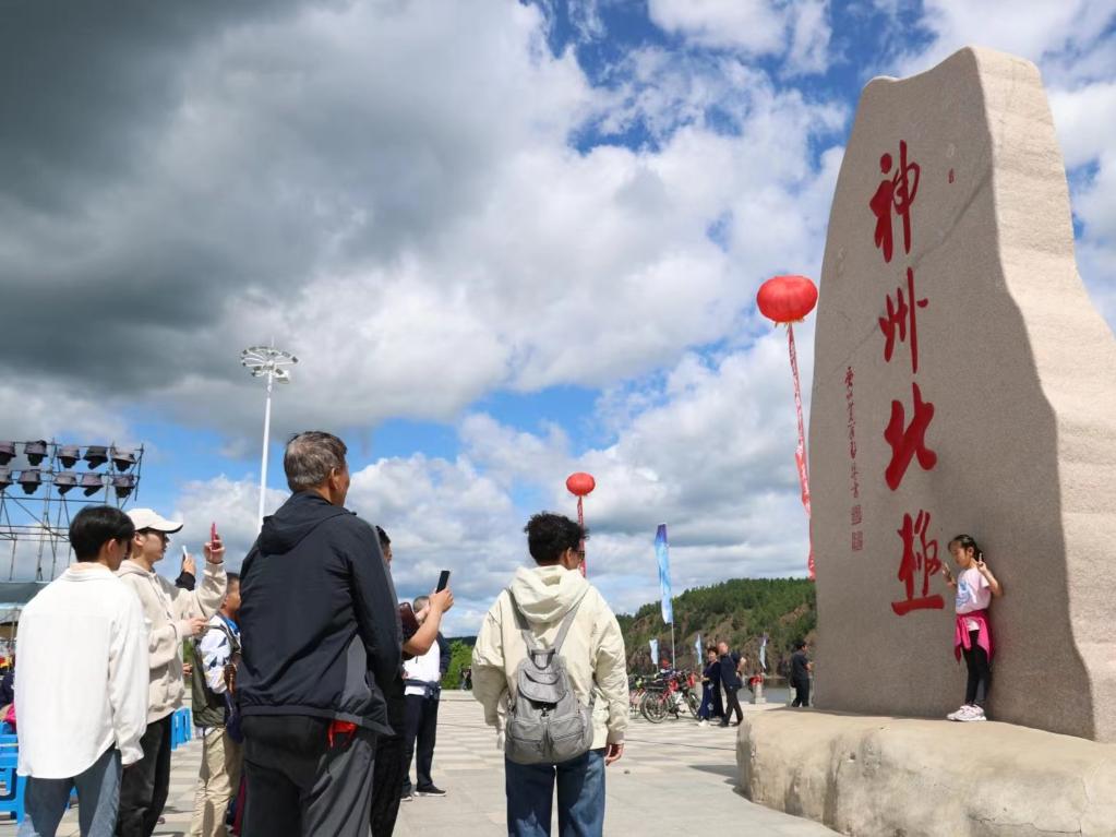 游客在漠河市地標(biāo)前打卡。新華社記者 徐凱鑫攝