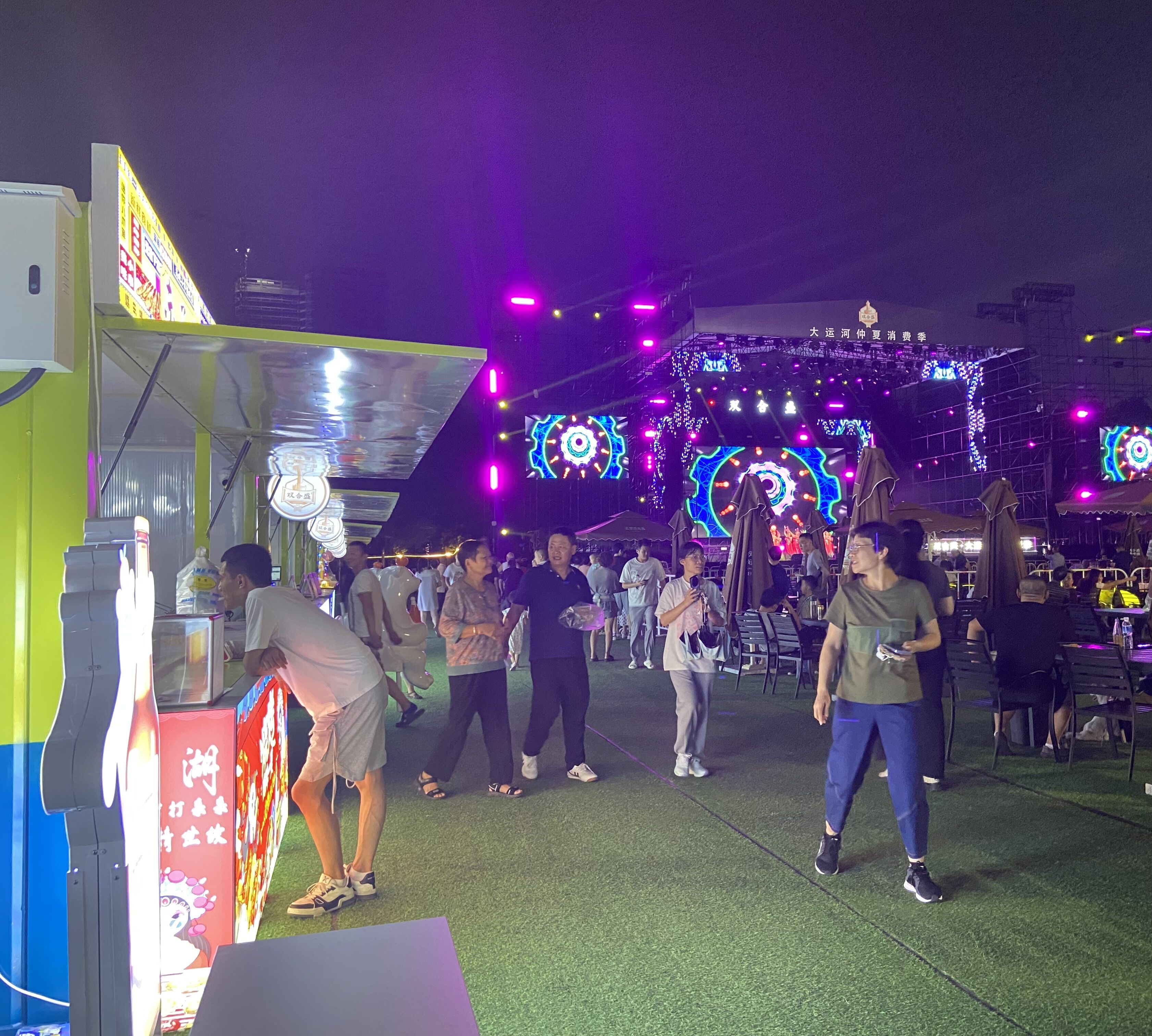 8月16日，游客在大運(yùn)河仲夏消費(fèi)季現(xiàn)場(chǎng)觀看演出、品嘗美食。人民網(wǎng) 馮春昉攝