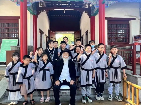 聽孔廟歷史見證人——白胡子爺爺講述臨沂城過去的故事。臨沂市博物館供圖
