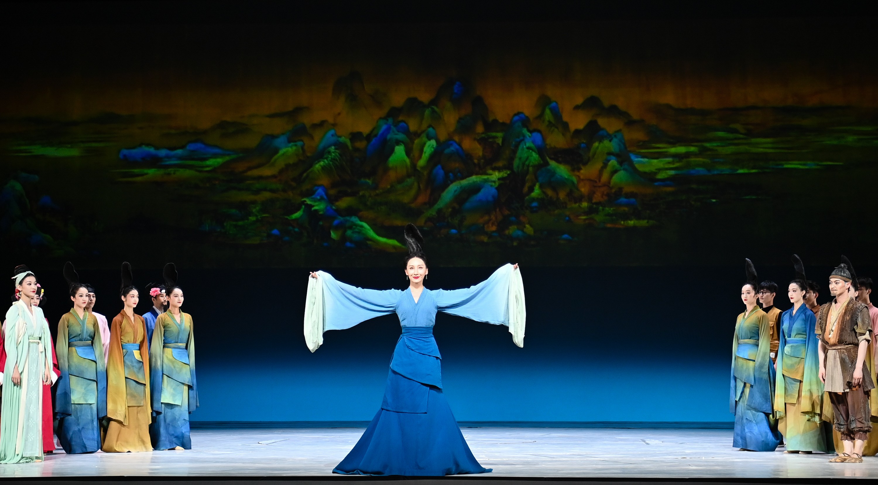 2023年7月20日，中國東方演藝集團演員在烏魯木齊文化中心大劇院表演舞蹈詩劇《只此青綠》。新華社記者 李響 攝