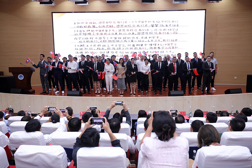 7月31日，昆明鐵道職業(yè)技術(shù)學(xué)院舉行援老撾鐵道職業(yè)技術(shù)學(xué)院項(xiàng)目教育能力建設(shè)教師培養(yǎng)班結(jié)業(yè)典禮。 昆明鐵道職業(yè)技術(shù)學(xué)院供圖