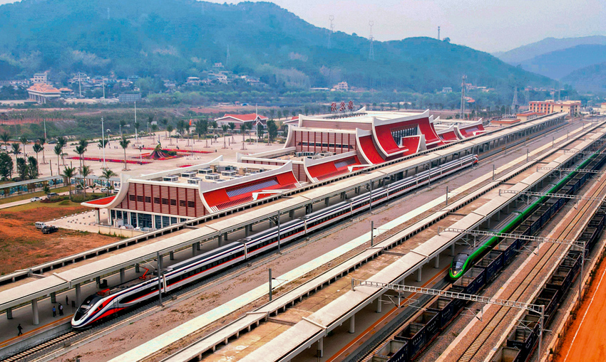 對(duì)向行駛的國(guó)際客運(yùn)列車“復(fù)興號(hào)”和“瀾滄號(hào)”在磨憨站交匯。楊紫軒攝