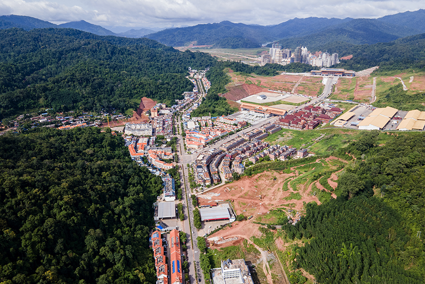 磨憨口岸俯瞰，右前方高層白色建筑群為老撾境內(nèi)。人民網(wǎng)記者 符皓攝