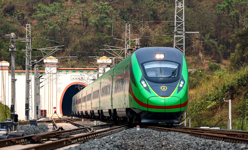 “復(fù)興號(hào)”動(dòng)車組列車駛過友誼隧道。徐章位攝