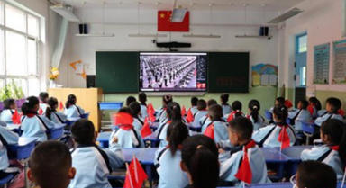 小學(xué)生"零距離"接受?chē)?guó)防教育